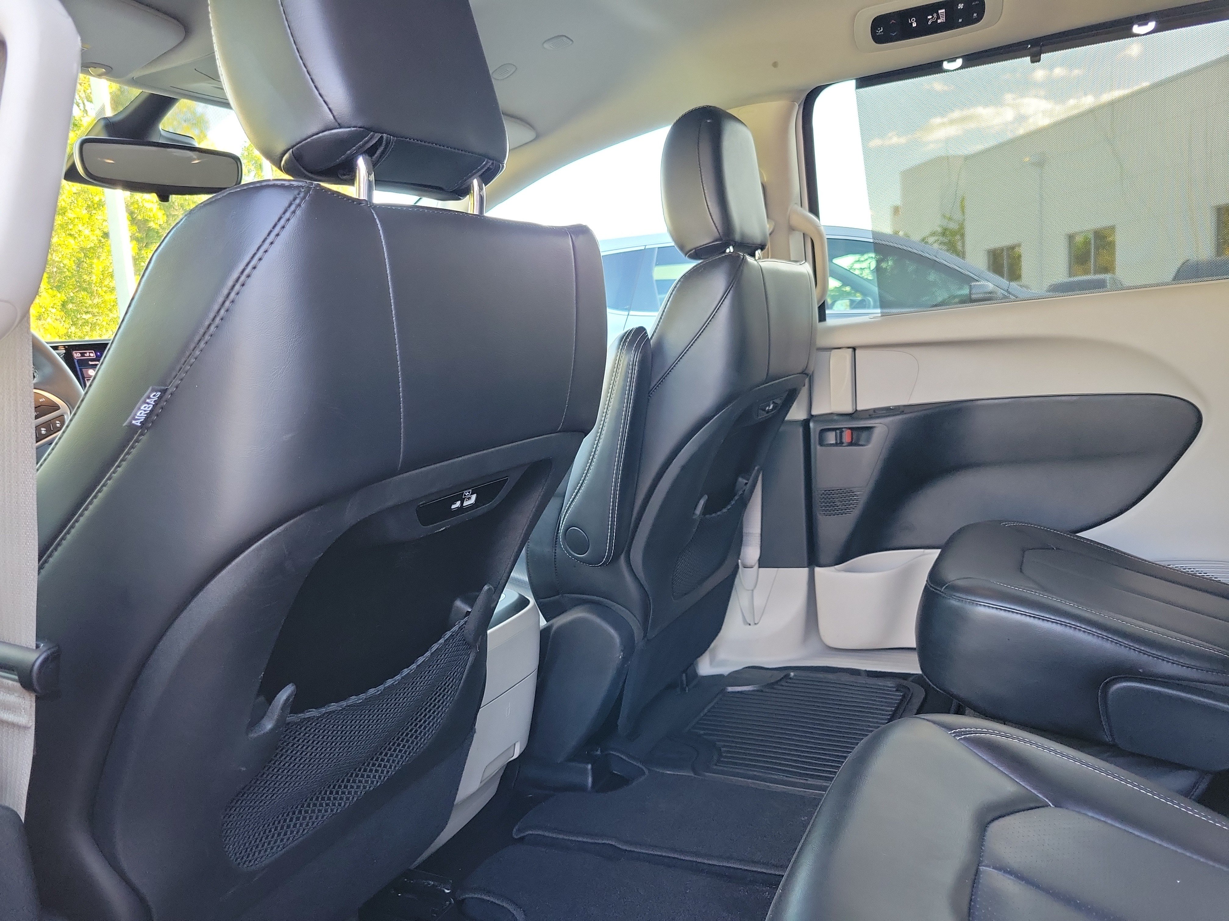 Used 2024 Chrysler Pacifica Touring-L FWD image 13