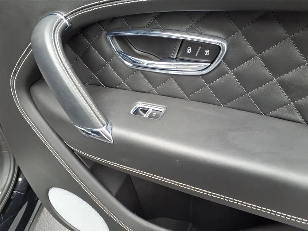 Used 2018 Bentley Bentayga AWD/4WD image 16