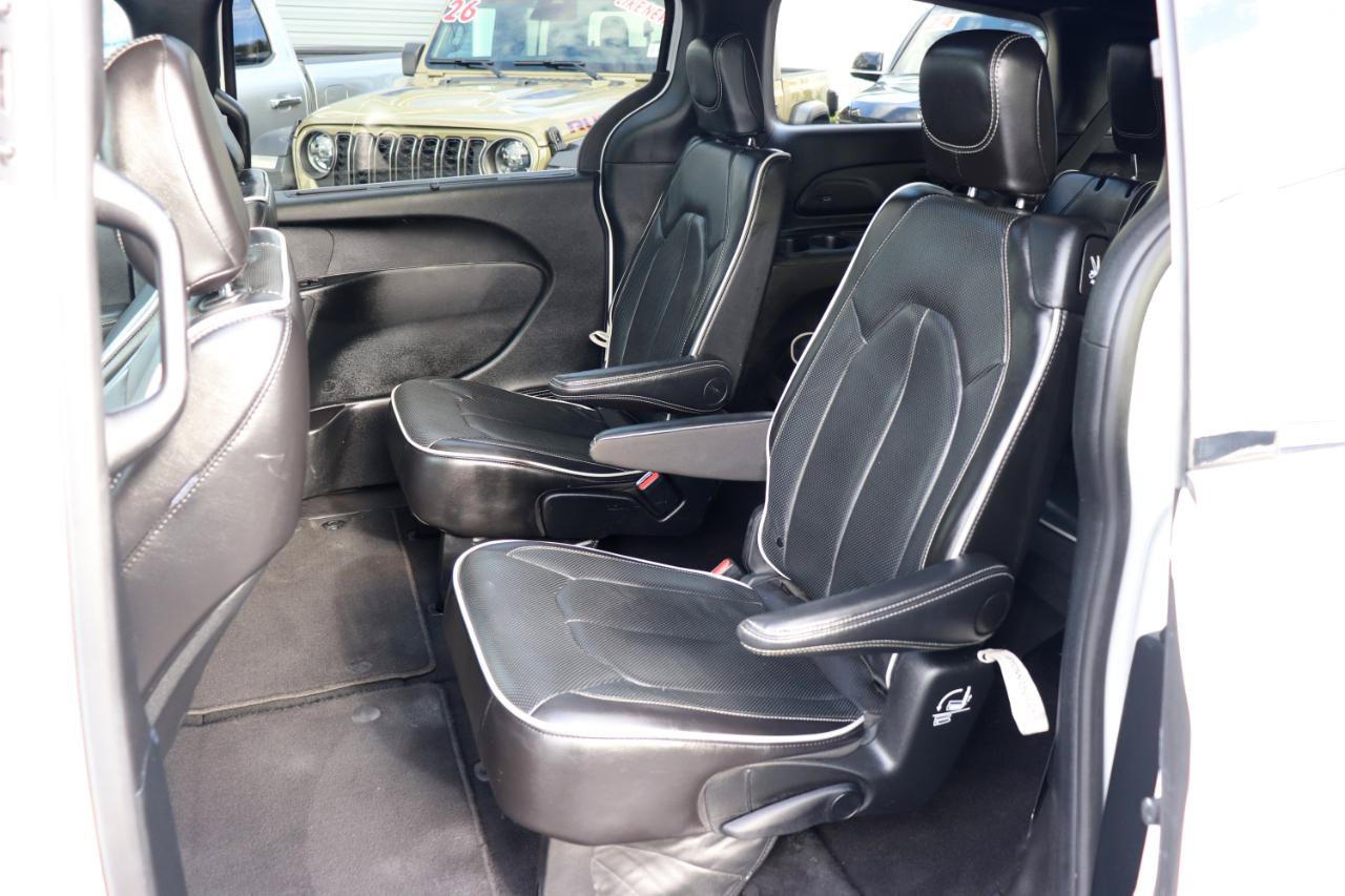 Used 2026 Chrysler Pacifica Limited FWD image 12
