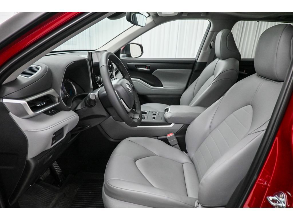 Used 2025 Toyota Highlander XLE image 10