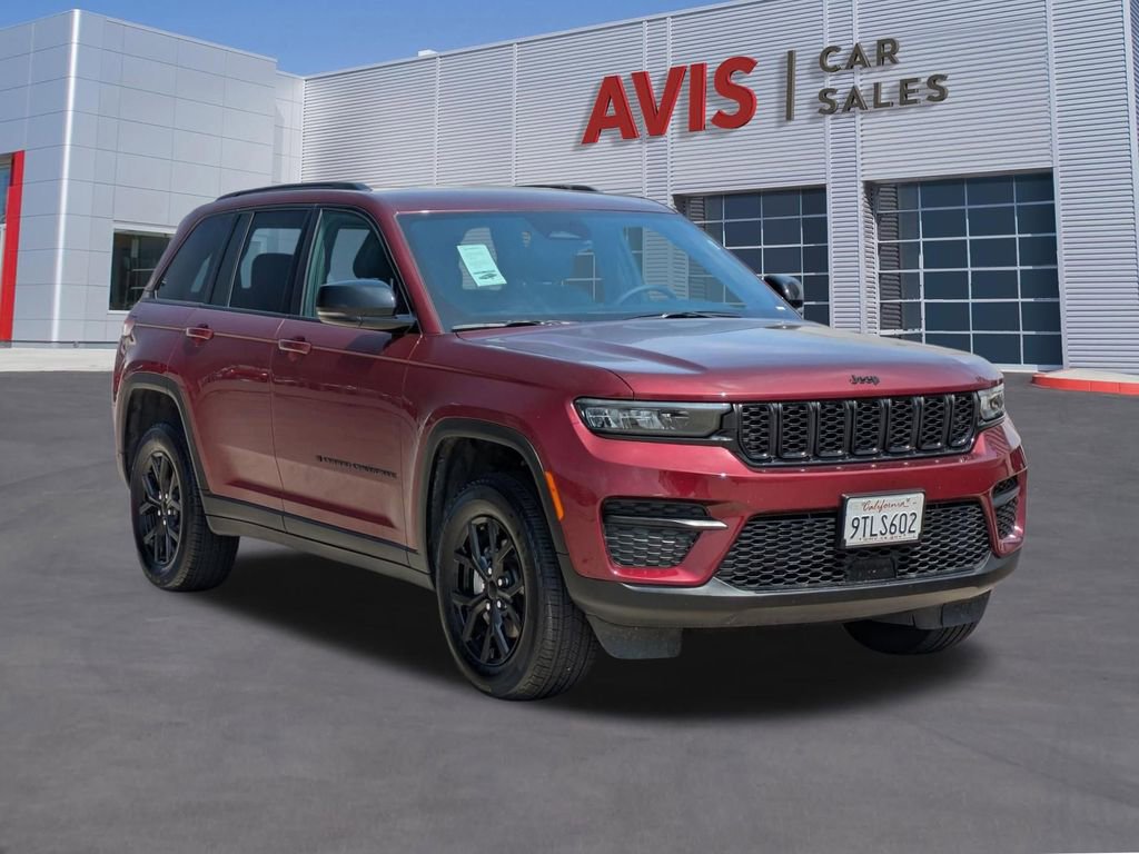 Used 2025 Jeep Grand Cherokee Altitude AWD/4WD image 3