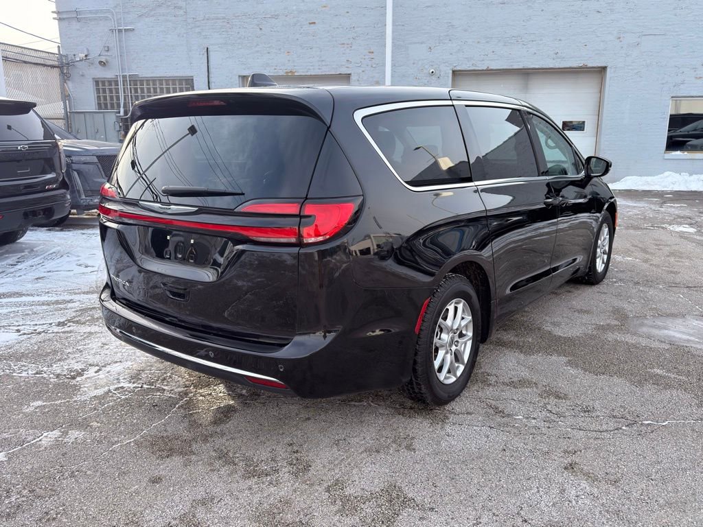 Used 2024 Chrysler Pacifica Touring-L FWD image 7