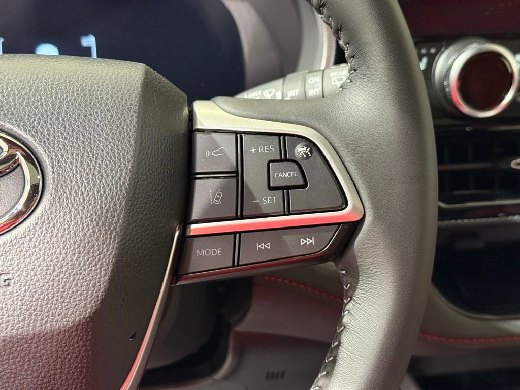 Used 2025 Toyota Highlander XSE AWD/4WD image 27