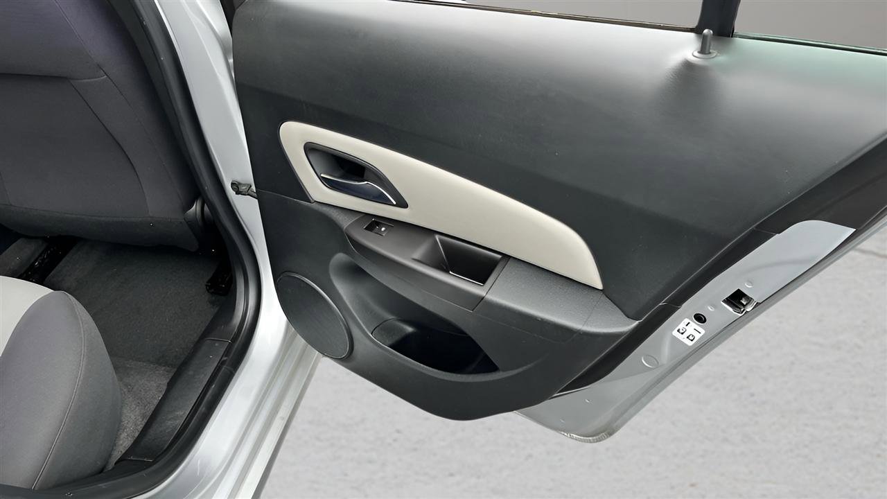 Used 2015 Chevrolet Cruze LS FWD image 28