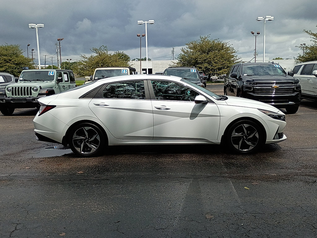 Used 2022 Hyundai Elantra Limited FWD image 2