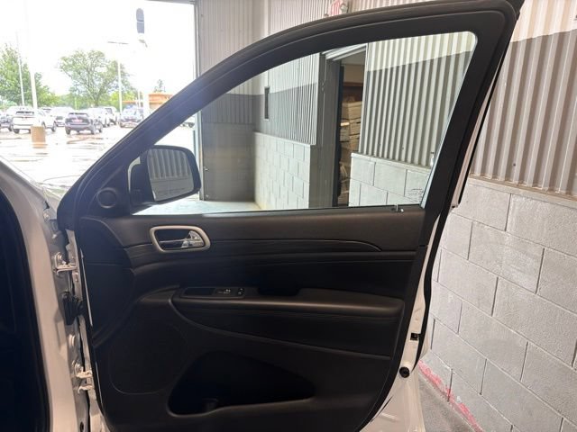 Used 2022 Jeep Grand Cherokee Laredo X AWD/4WD image 16