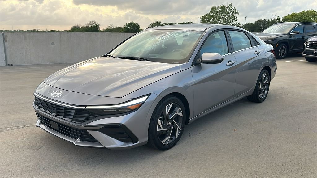Certified 2025 Hyundai Elantra Limited FWD image 9