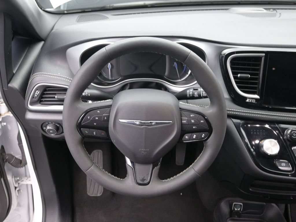 Used 2024 Chrysler Pacifica Limited FWD image 31