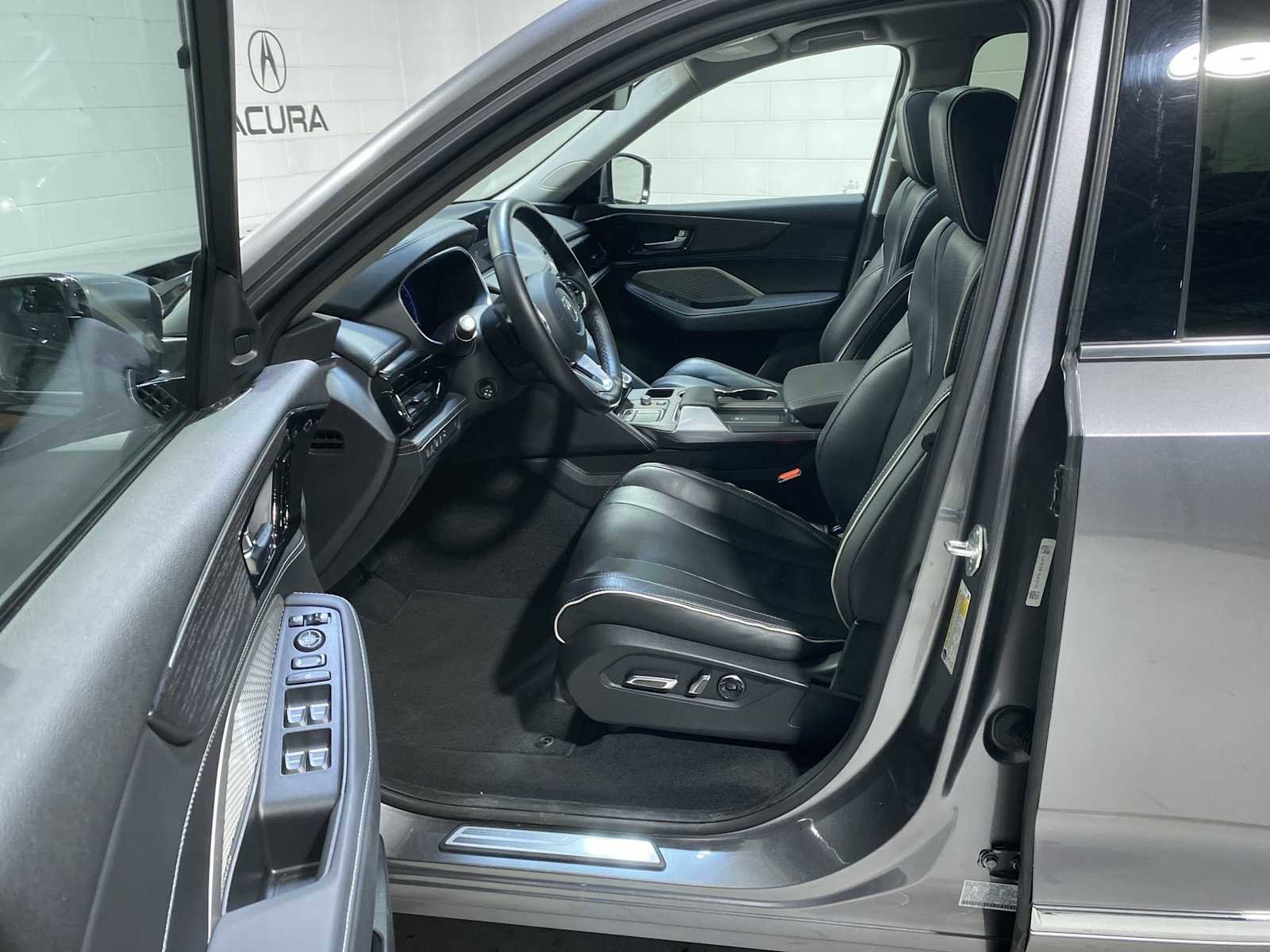 Used 2023 Acura MDX SH-AWD w/ Advance Package image 2