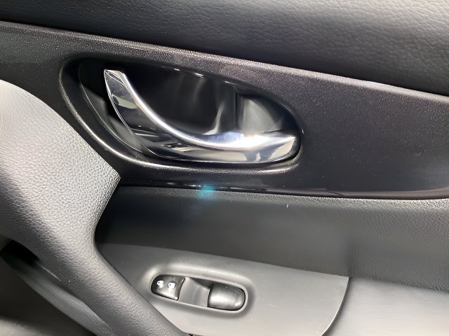 Used 2018 Nissan Rogue SV AWD/4WD image 28