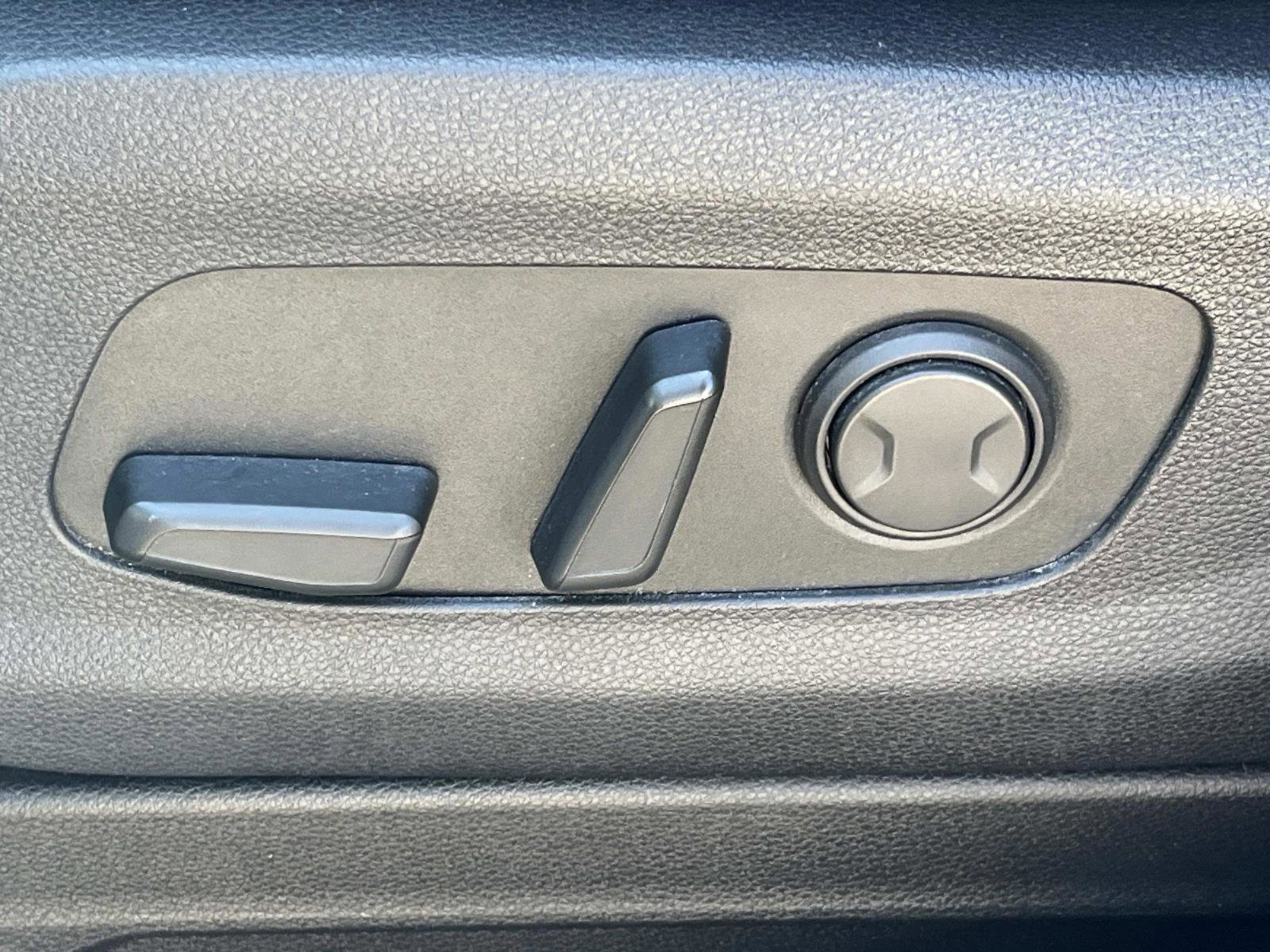Used 2023 Kia Carnival LX FWD image 25