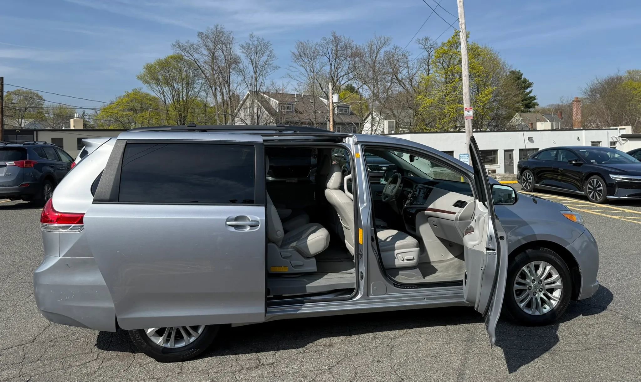 Used 2012 Toyota Sienna XLE FWD image 8