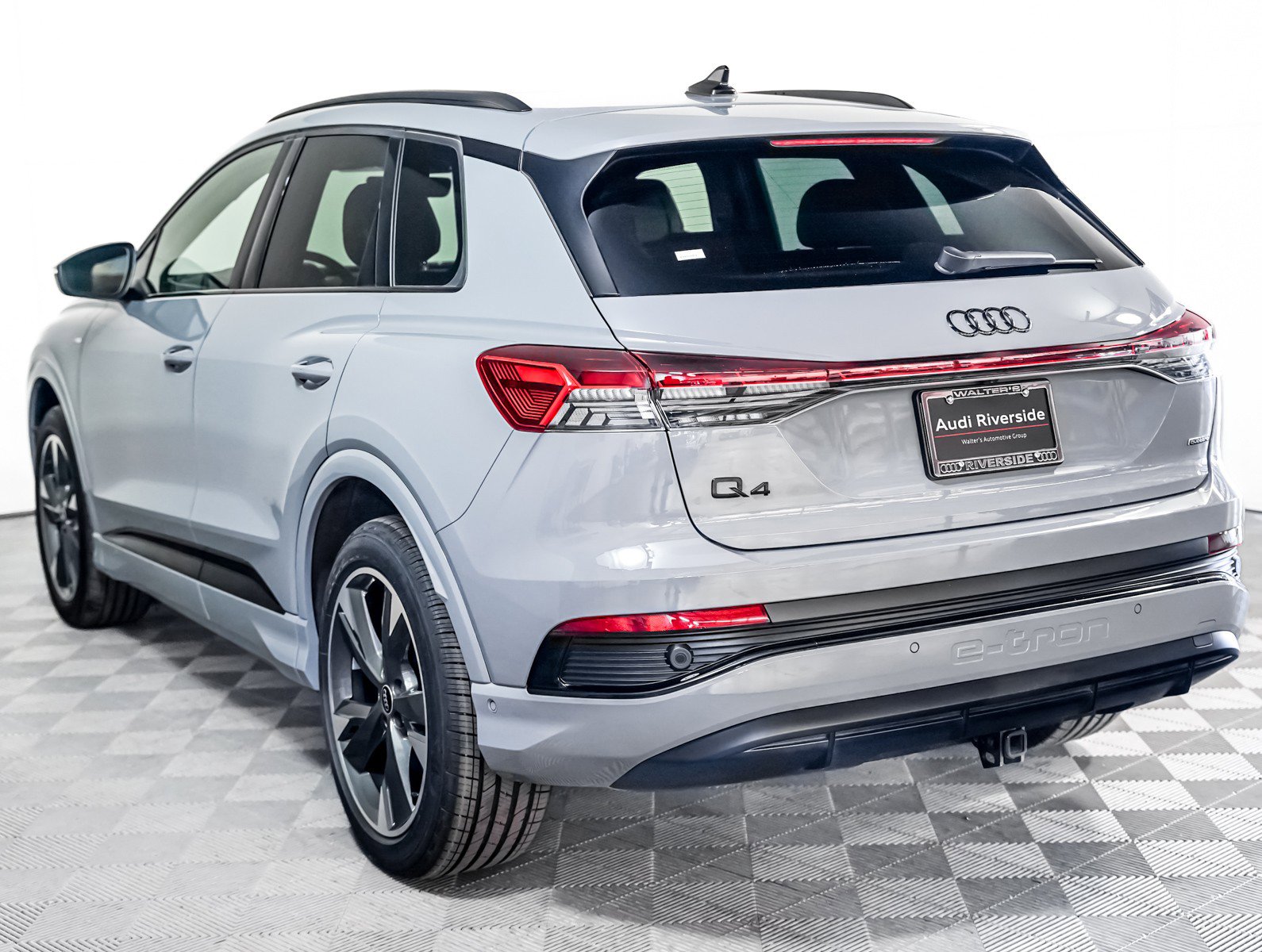 Used 2024 Audi Q4 e-tron Prestige image 2