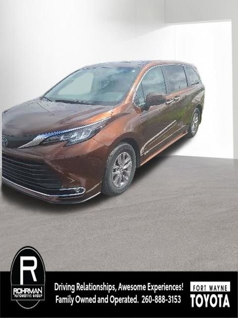 Used 2021 Toyota Sienna XLE AWD/4WD image 3