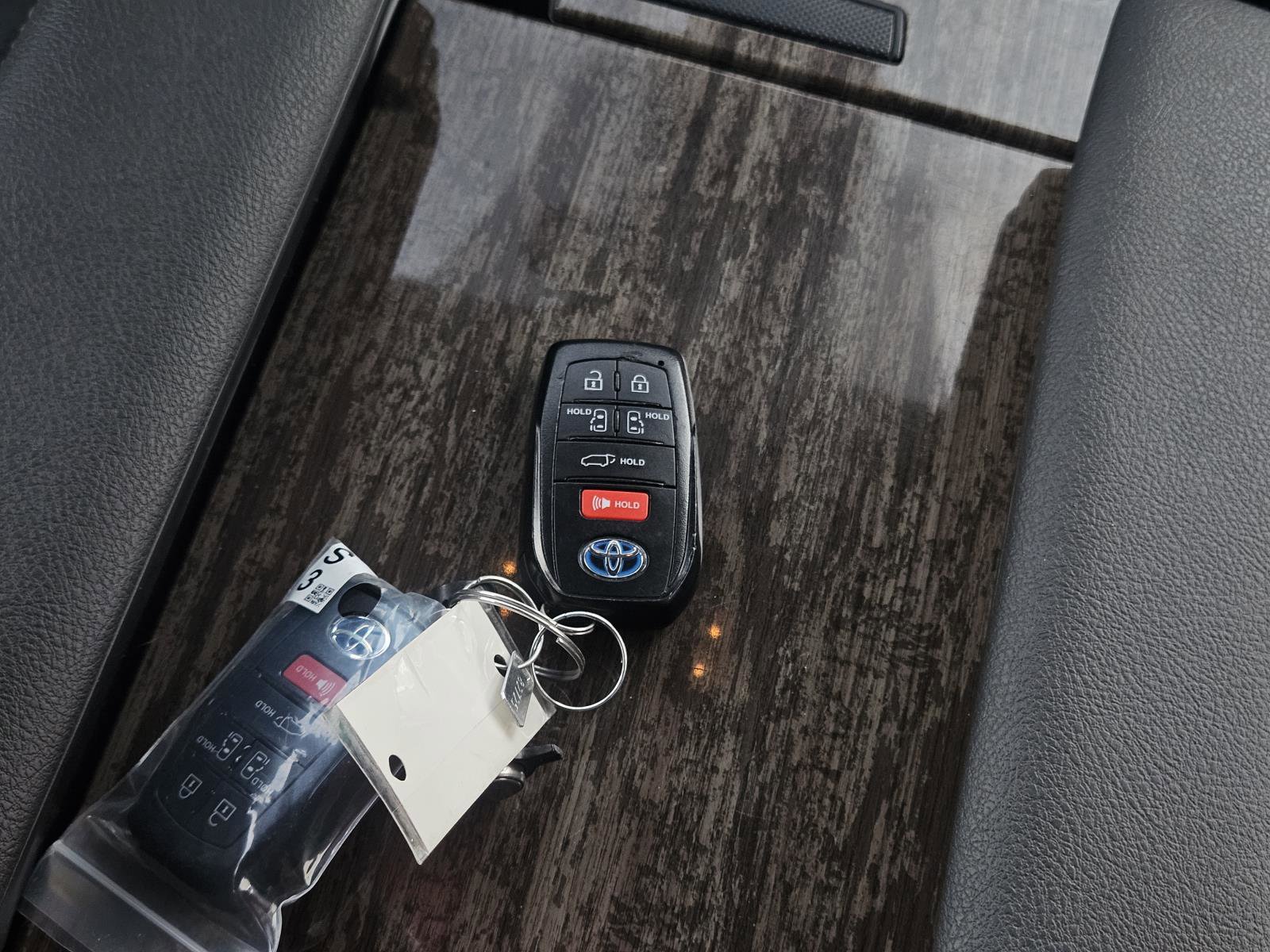 Used 2025 Toyota Sienna Limited image 37