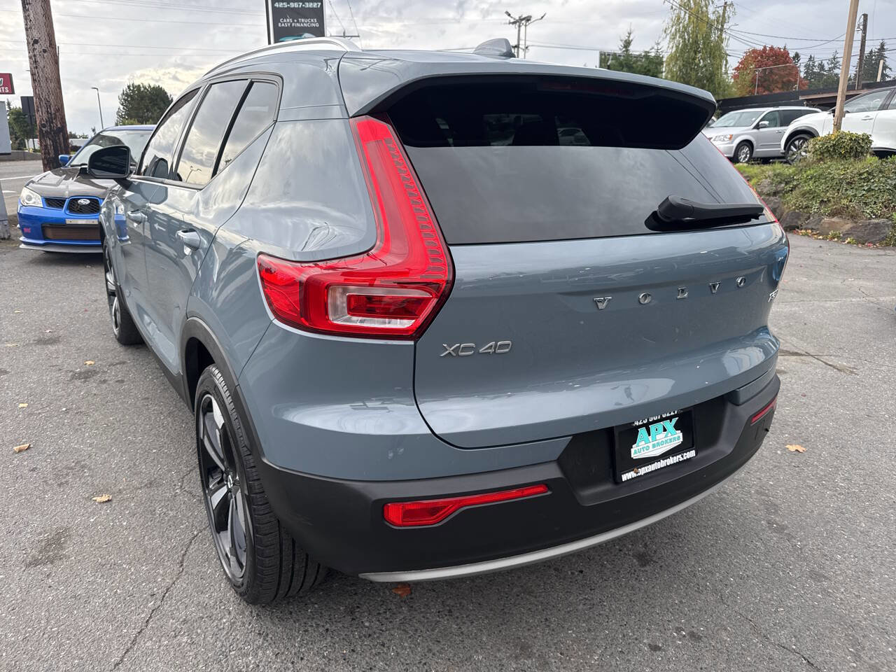 Used 2020 Volvo XC40 T5 Momentum w/ Protection Package Premier image 5