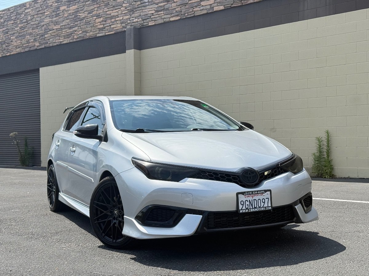 Used 2018 Toyota Corolla iM w/ Carpet Mat Package (TMS) FWD image 2