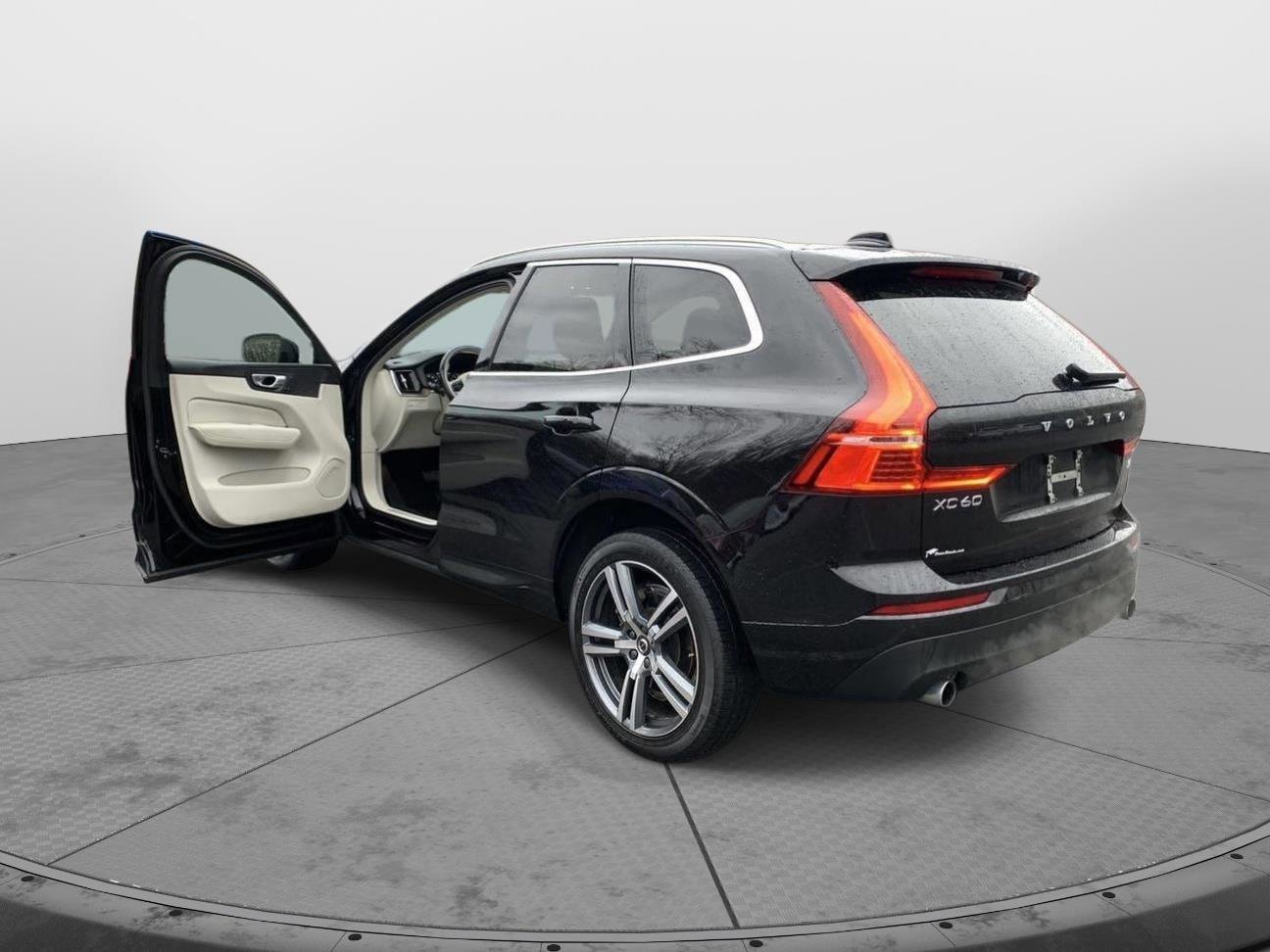 Used 2021 Volvo XC60 T6 Momentum w/ Premium Package image 10