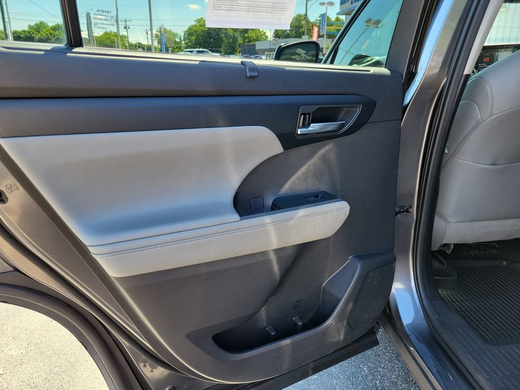 Used 2020 Toyota Highlander XLE AWD/4WD image 18