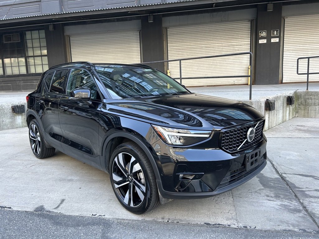 Certified 2025 Volvo XC40 B5 Plus image 1