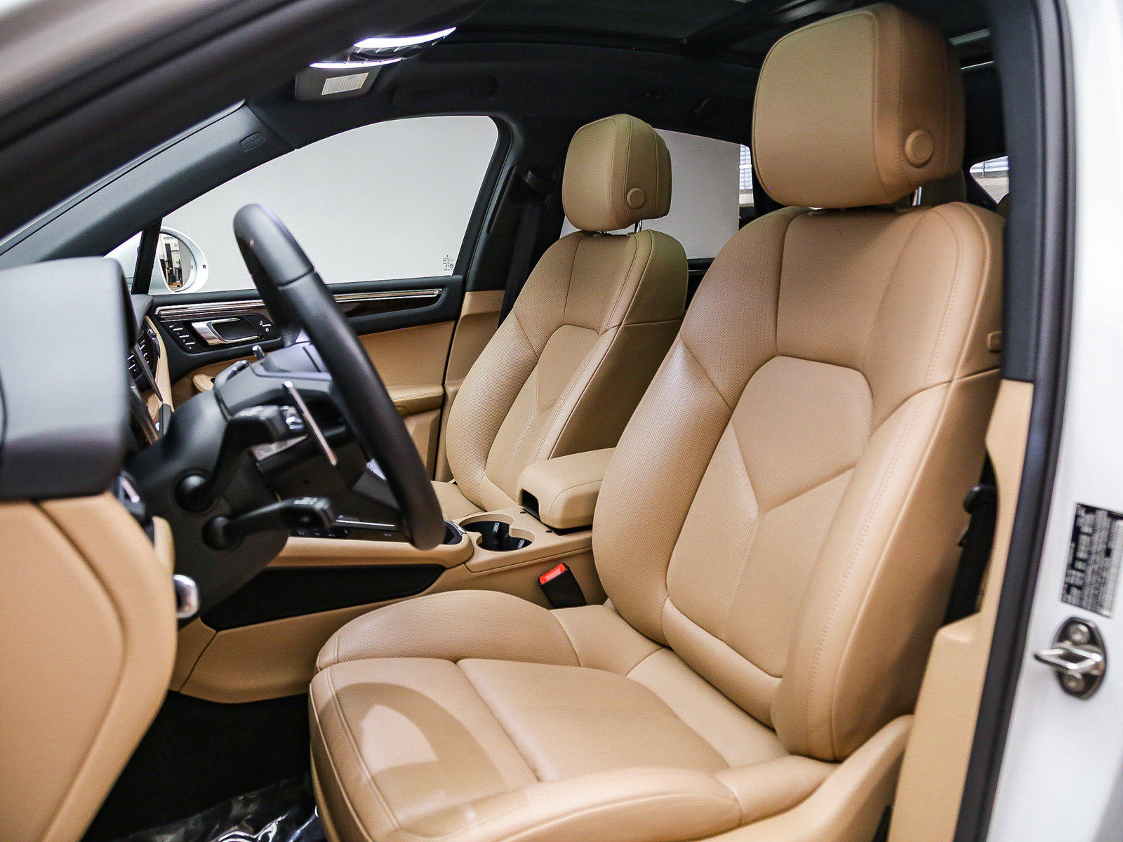 Certified 2026 Porsche Macan AWD/4WD image 10