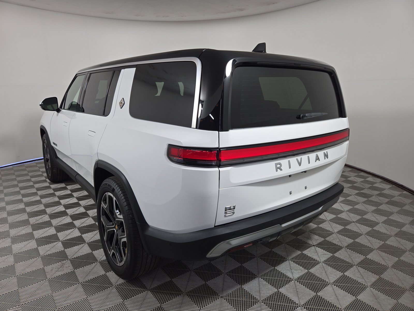 Used 2025 Rivian R1S Adventure AWD/4WD image 3