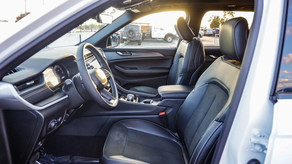 New 2025 Jeep Grand Cherokee Altitude image 19