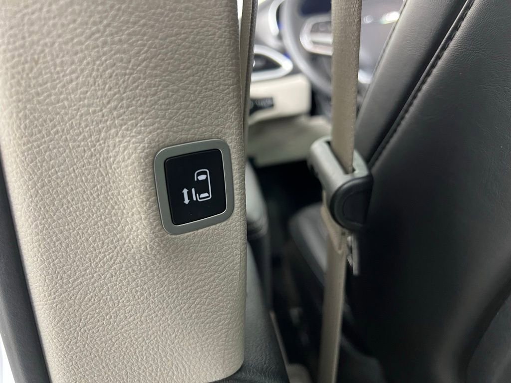 Used 2024 Chrysler Pacifica Touring-L image 29