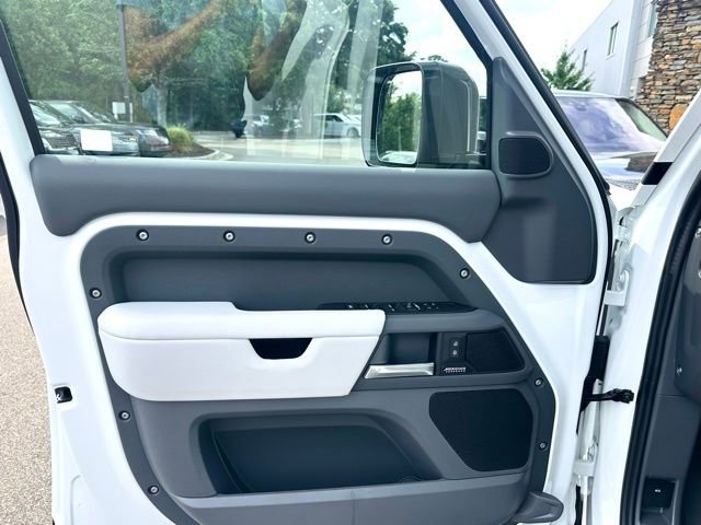 New 2025 Land Rover Defender 110 X-Dynamic SE image 13