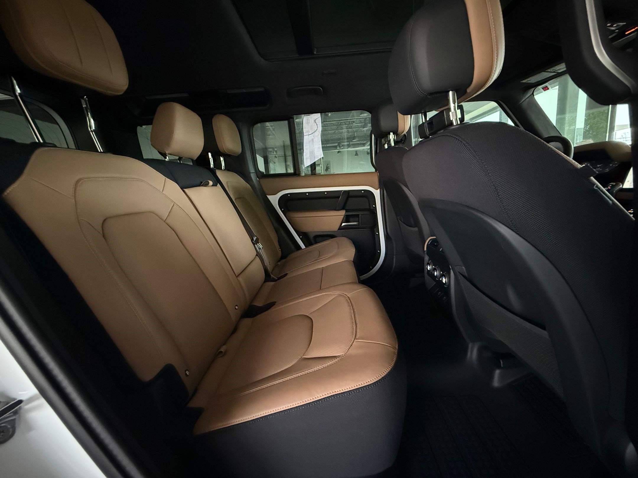 Used 2025 Land Rover Defender 110 V8 image 34