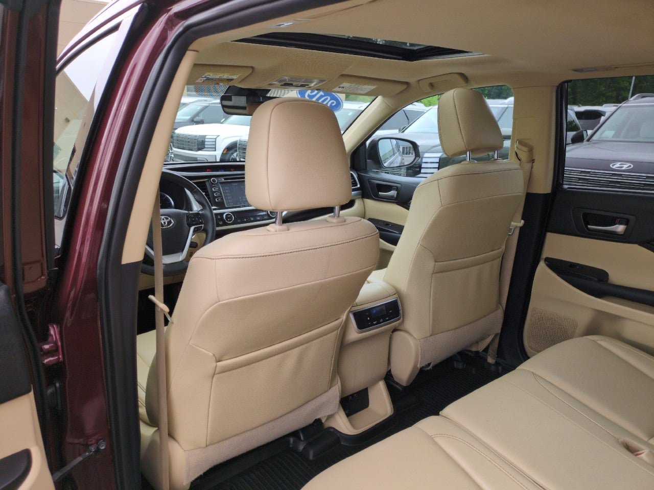 Used 2019 Toyota Highlander XLE FWD image 34