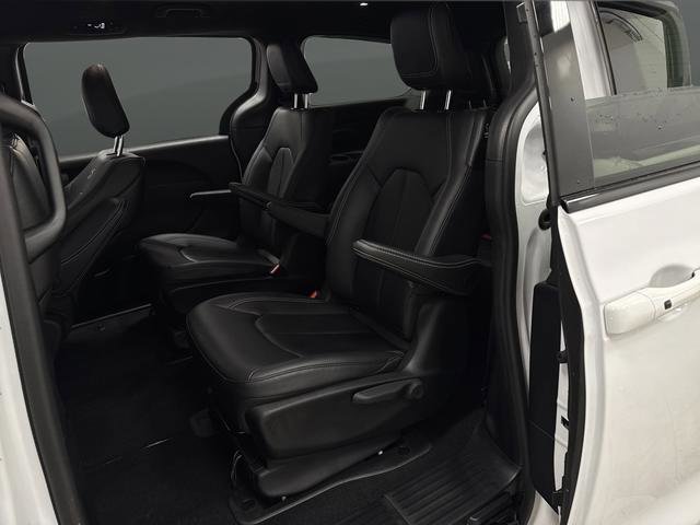 Used 2024 Chrysler Pacifica Select image 28