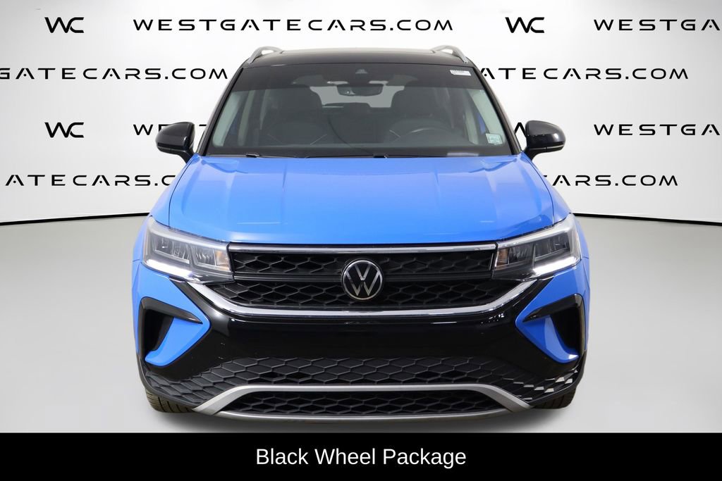 Used 2023 Volkswagen Taos SE w/ Panoramic Sunroof Package image 2