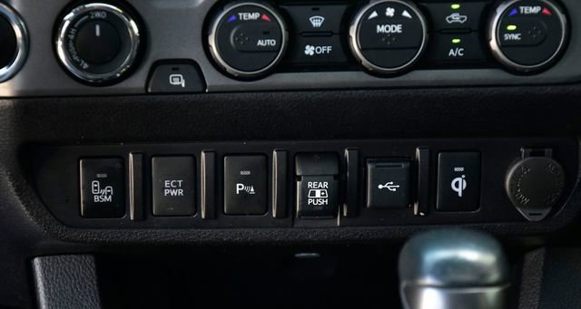Used 2020 Toyota Tacoma TRD Sport w/ TRD Premium Sport Package AWD/4WD image 23