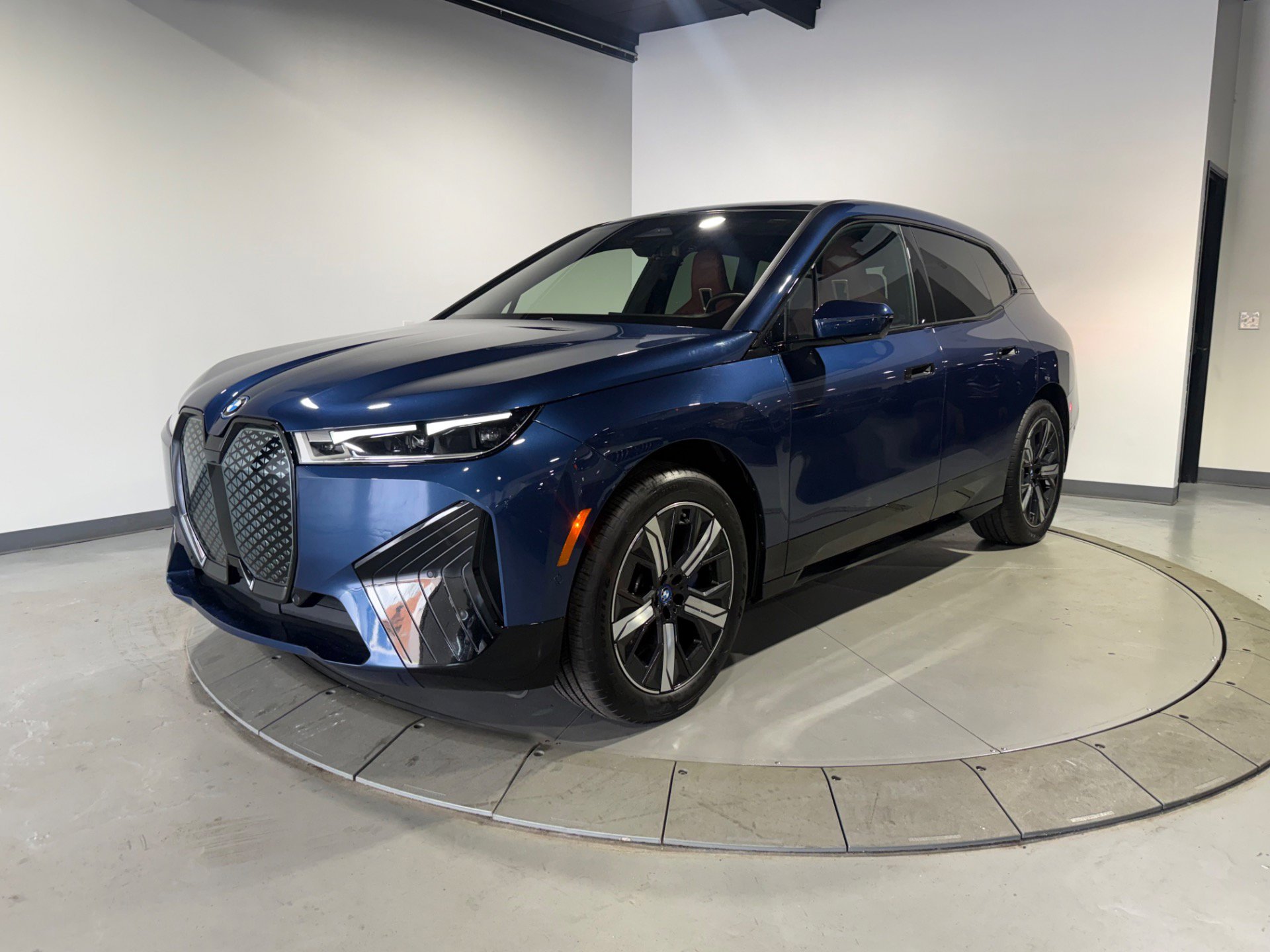 Used 2023 BMW iX xDrive50 w/ Sport Package AWD/4WD image 3