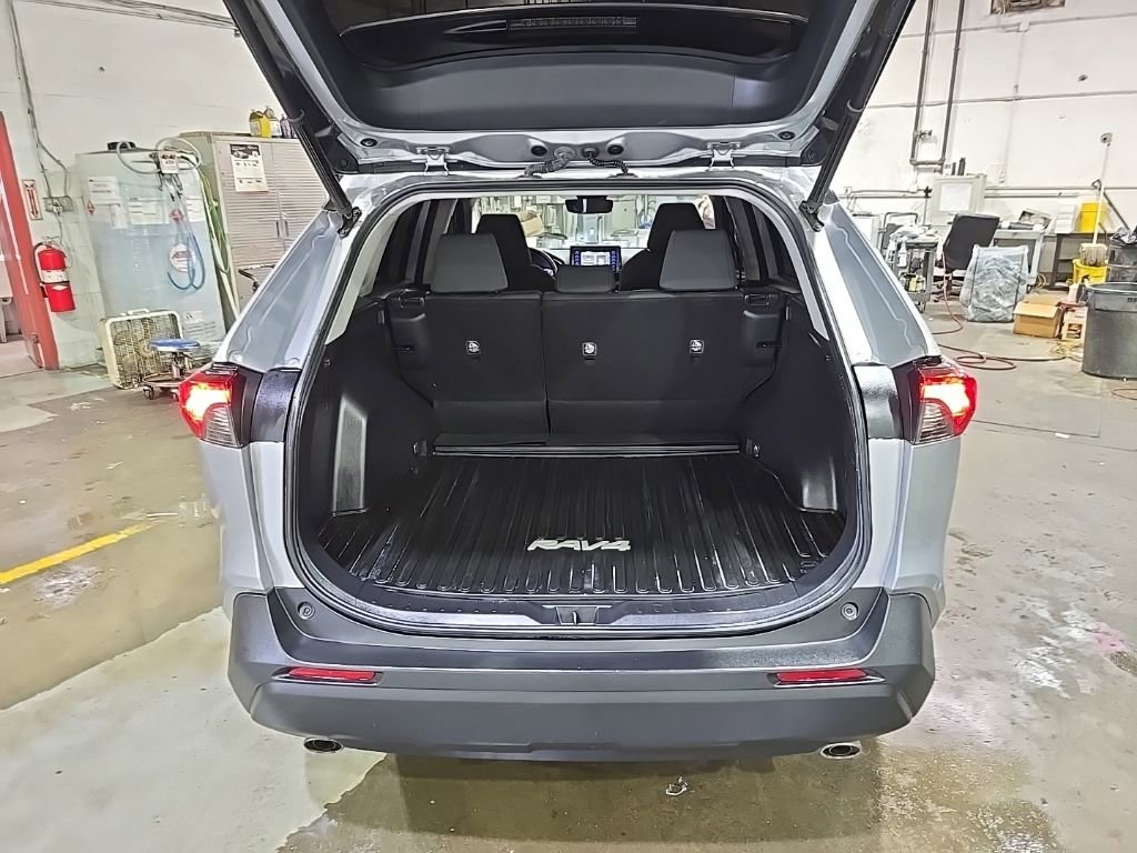 Used 2021 Toyota RAV4 XLE w/ Convenience Package FWD image 13