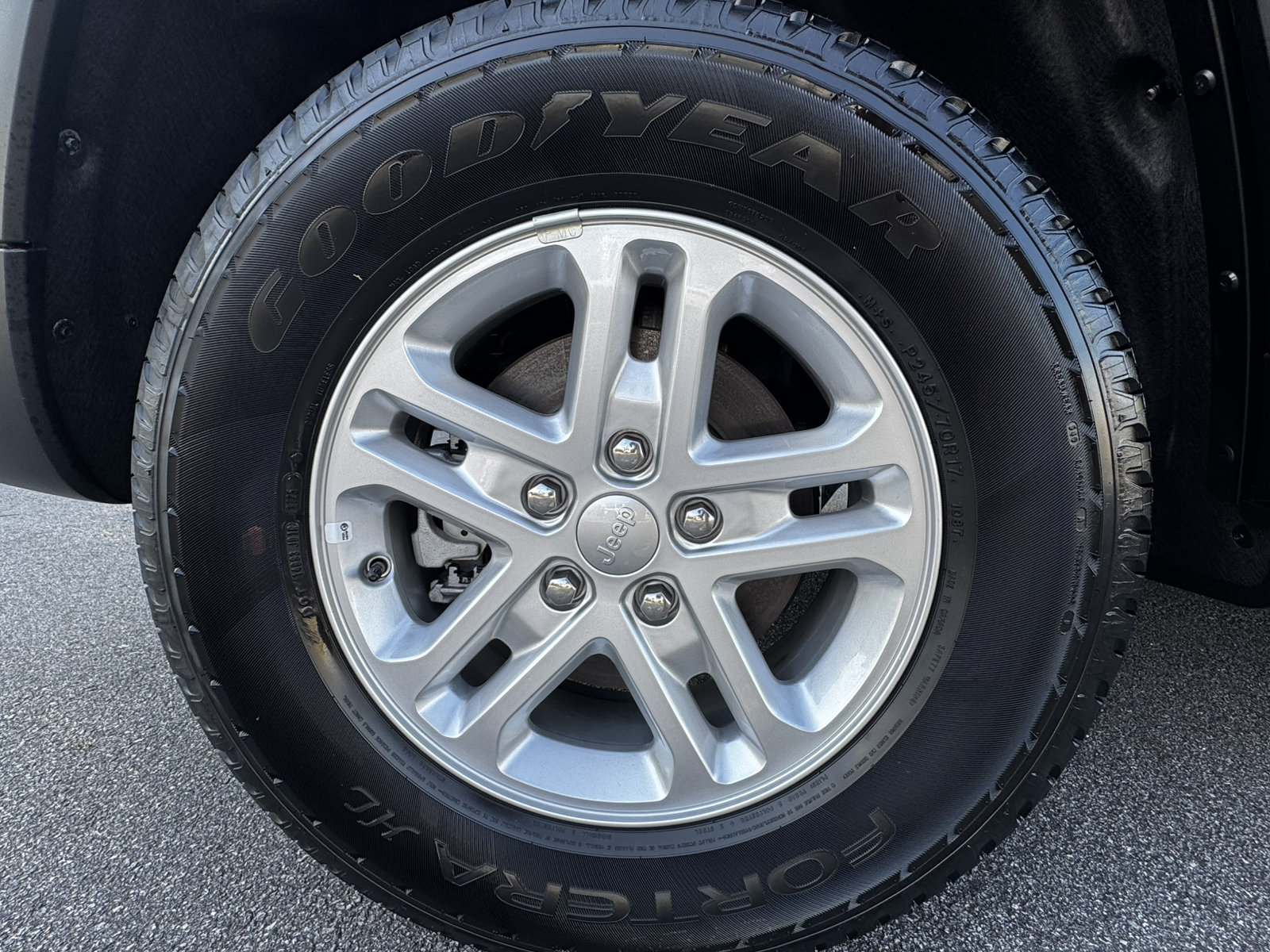 Used 2025 Jeep Grand Cherokee Laredo RWD image 19