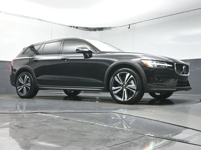 Used 2024 Volvo V60 B5 Cross Country Plus image 41