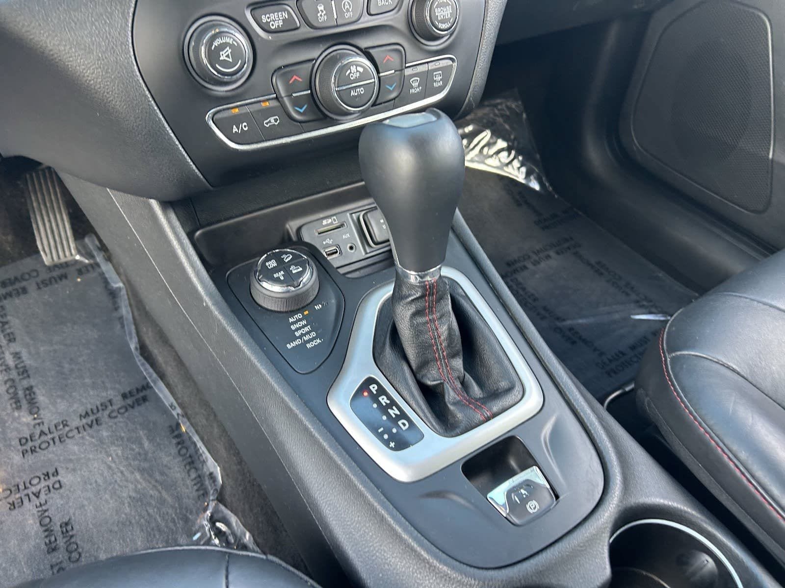 Used 2015 Jeep Cherokee Trailhawk w/ Comfort/Convenience Group AWD/4WD image 29