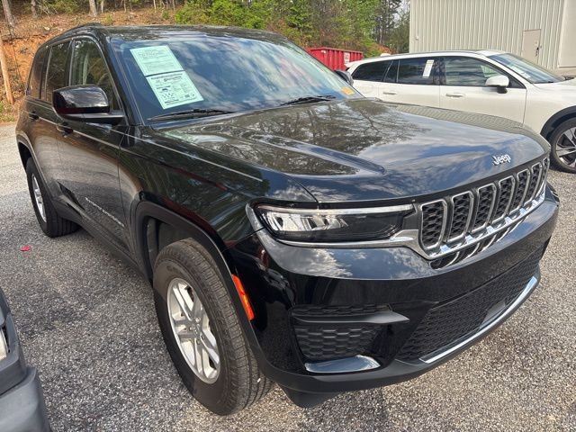 Used 2023 Jeep Grand Cherokee Laredo w/ Luxury Tech Group I AWD/4WD image 2