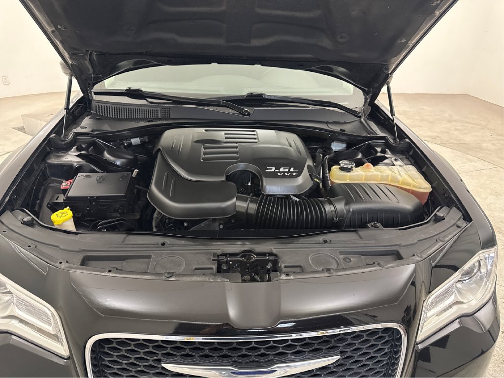 Used 2018 Chrysler 300 Touring w/ Driver Convenience Group RWD image 16