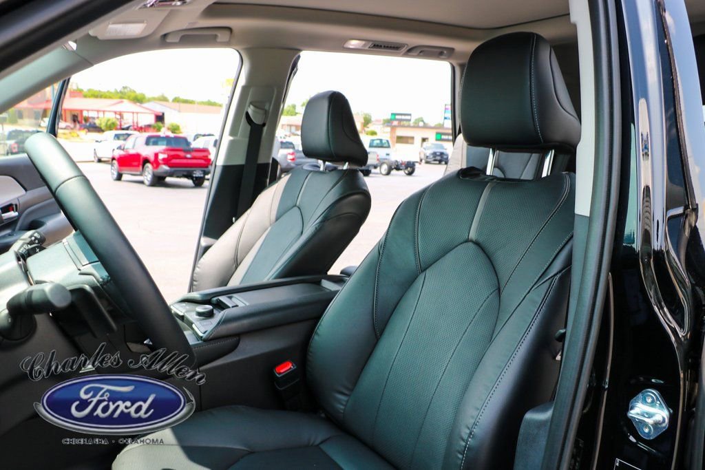 Used 2024 Toyota Grand Highlander AWD image 11