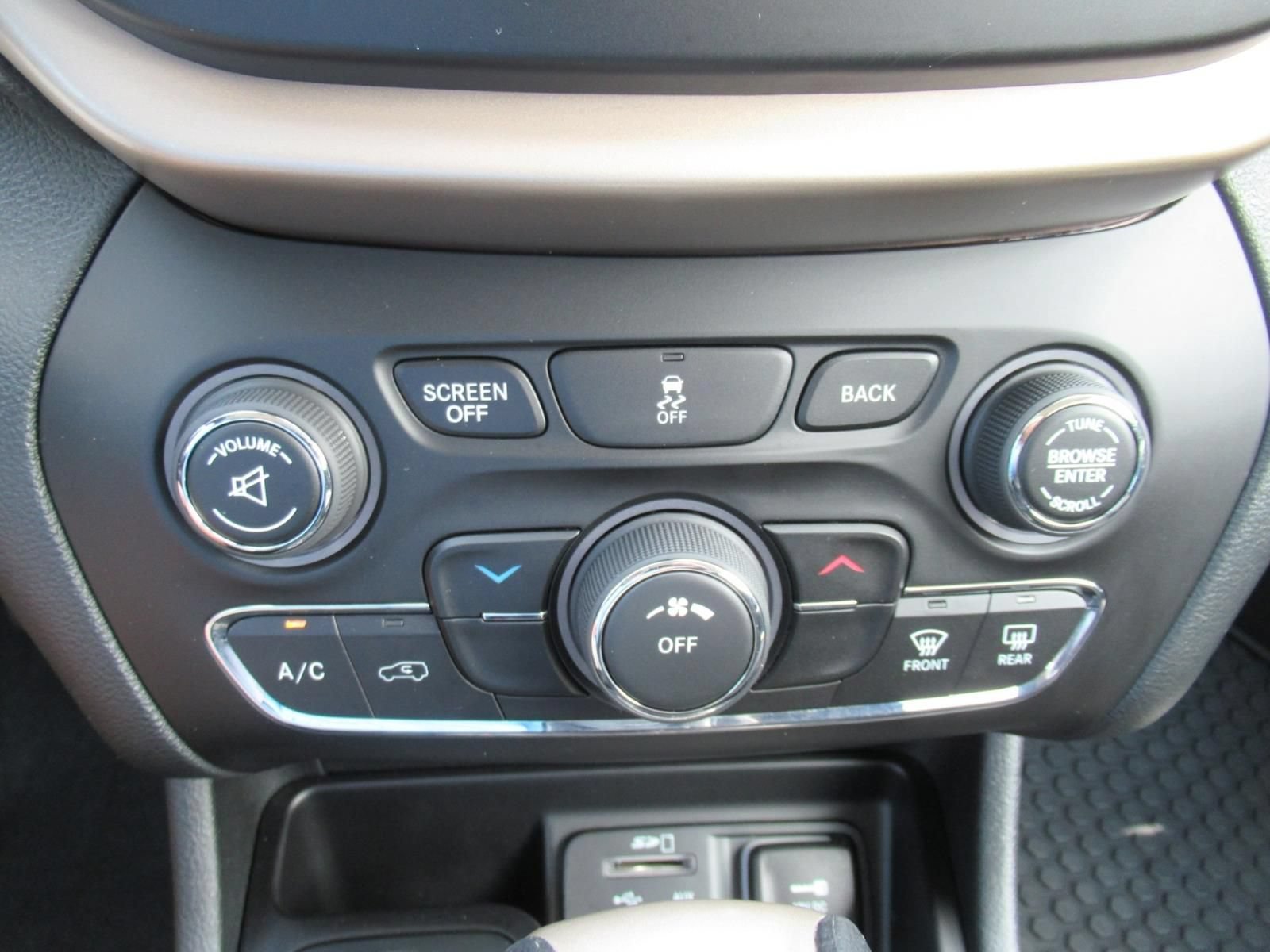 Used 2015 Jeep Cherokee Latitude w/ Cold Weather Group AWD/4WD image 28