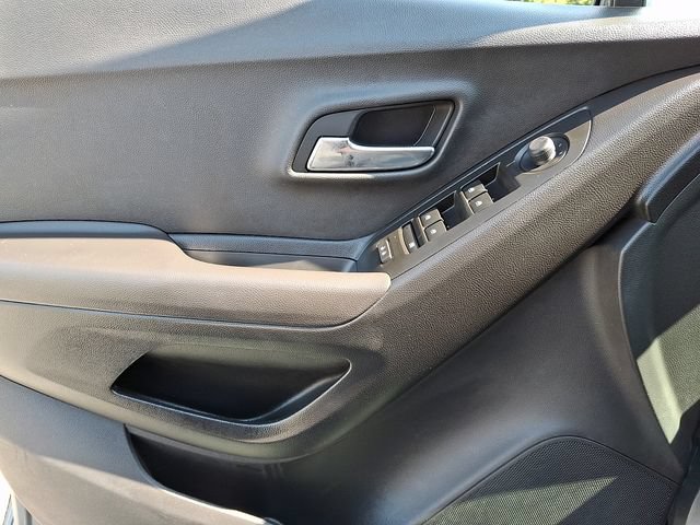 Used 2019 Chevrolet Trax LT w/ LT Convenience Package FWD image 12