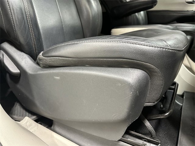 Used 2020 Chrysler Pacifica Touring-L image 30