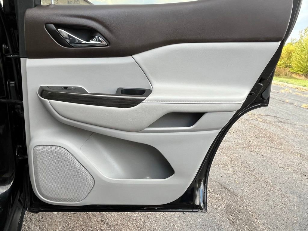 Certified 2023 GMC Acadia SLT image 19