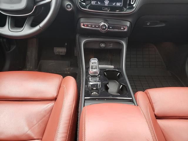 Used 2019 Volvo XC40 T4 Inscription image 16
