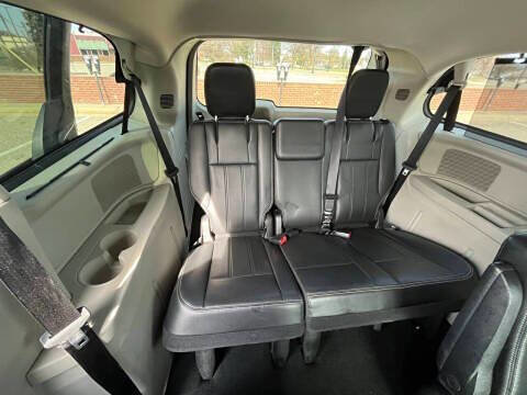 Used 2011 Chrysler Town & Country Touring-L w/ Entertainment Group #2 image 12