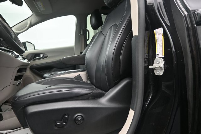 Used 2024 Chrysler Pacifica Touring-L FWD image 10