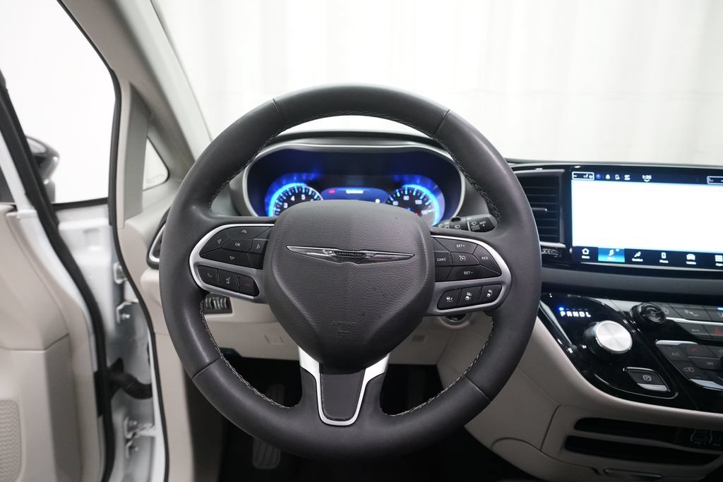 Used 2024 Chrysler Pacifica Touring-L FWD image 4